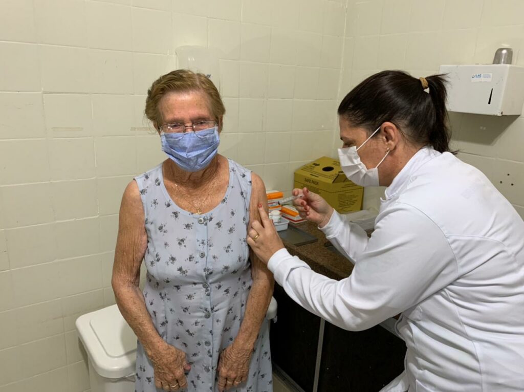 Com a segunda dose da vacina contra a COVID-19, idosos com 75 anos e profissionais da saúde foram imunizados neste sábado em Bonito