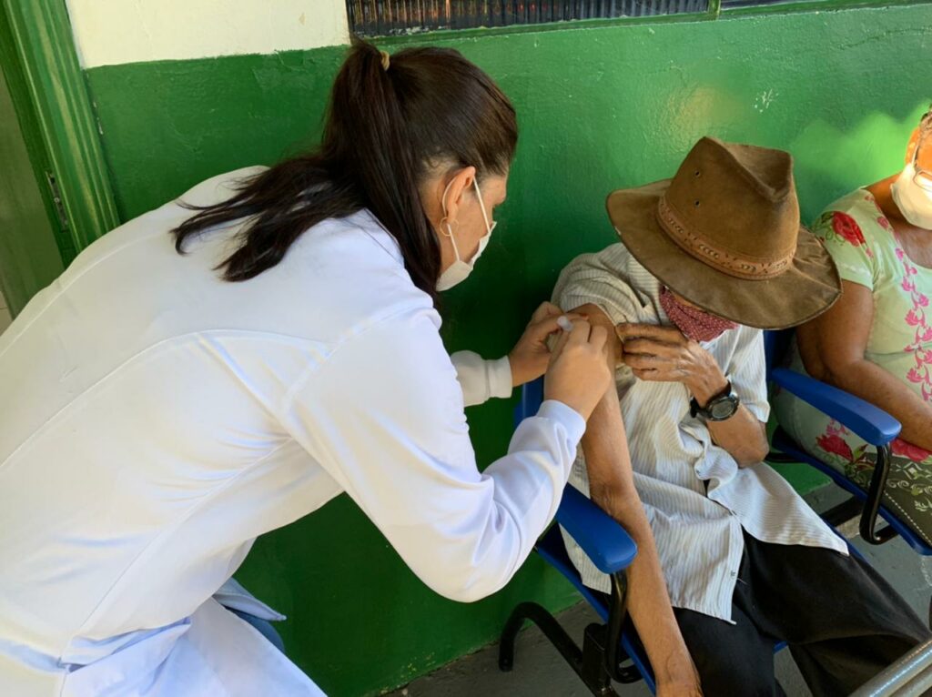 Com a segunda dose da vacina contra a COVID-19, idosos com 75 anos e profissionais da saúde foram imunizados neste sábado em Bonito