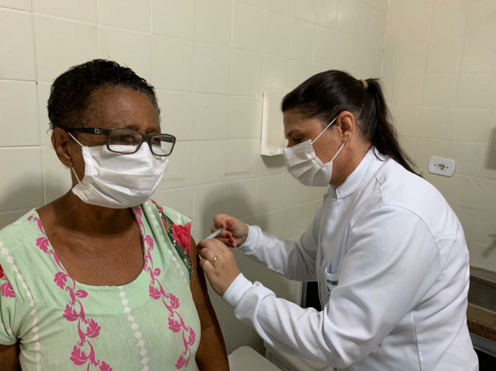 Com a segunda dose da vacina contra a COVID-19, idosos com 75 anos e profissionais da saúde foram imunizados neste sábado em Bonito