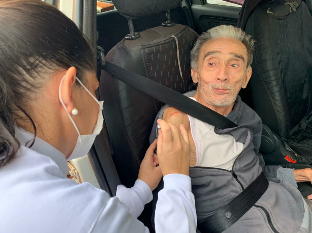 Idosos a partir de 75 anos e profissionais de saúde estão sendo vacinados nesta sexta-feira em Bonito