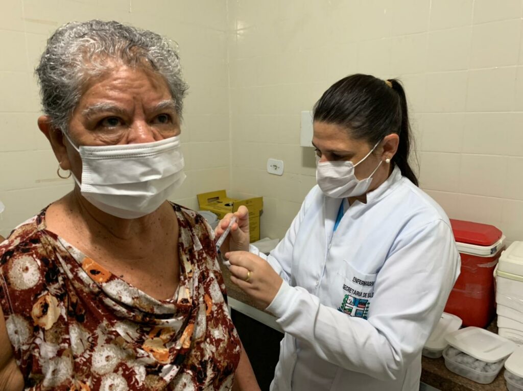 Idosos a partir de 75 anos e profissionais de saúde estão sendo vacinados nesta sexta-feira em Bonito