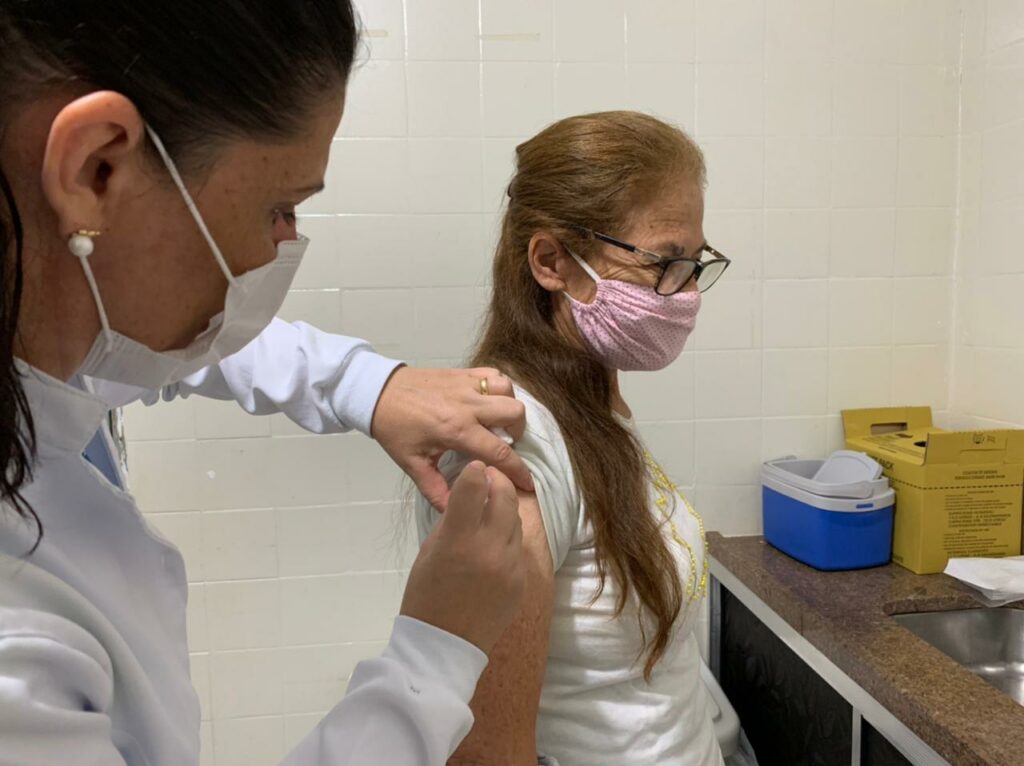 Idosos a partir de 75 anos e profissionais de saúde estão sendo vacinados nesta sexta-feira em Bonito