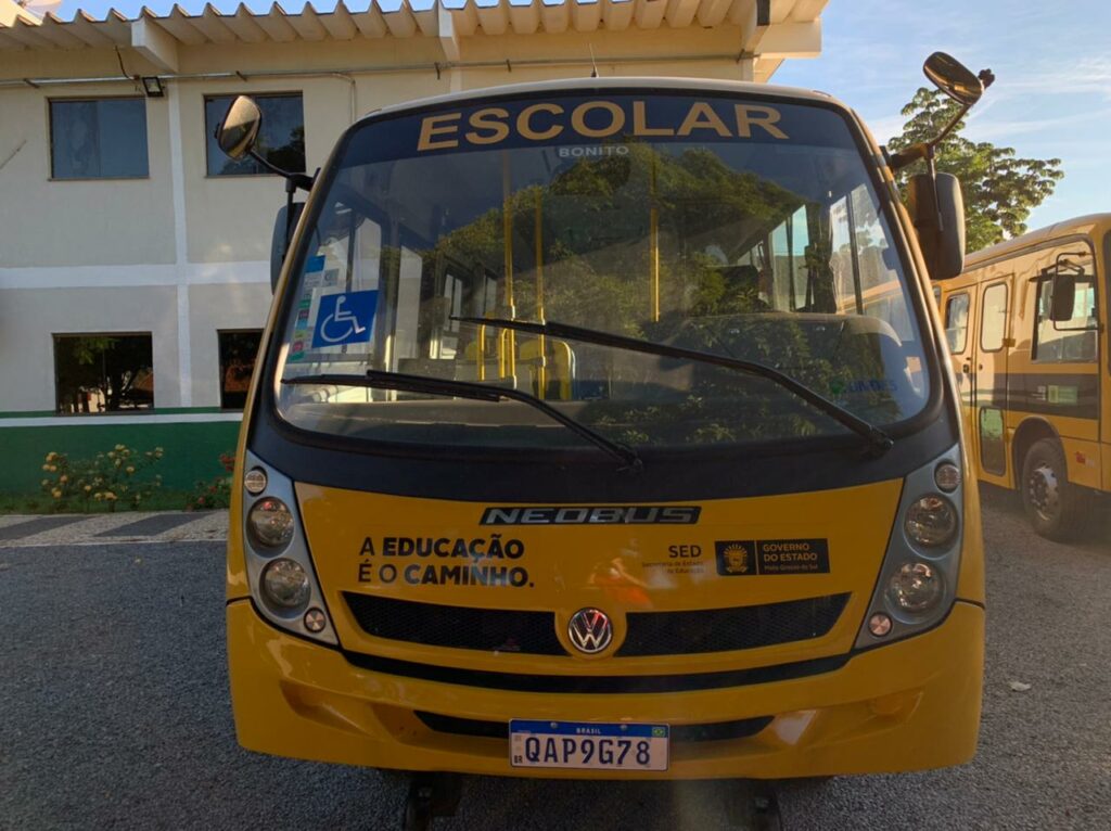 Prefeito de Bonito recebe do Governo do Estado, dois ônibus escolares 0km