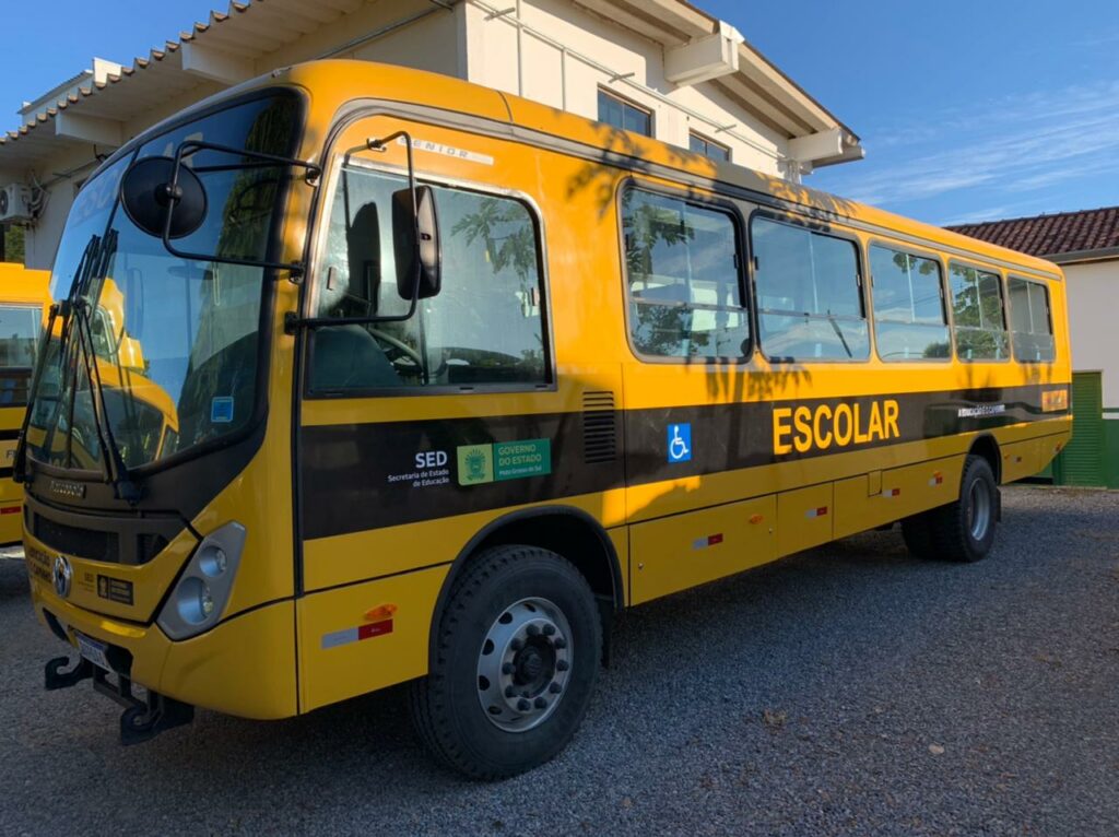 Prefeito de Bonito recebe do Governo do Estado, dois ônibus escolares 0km