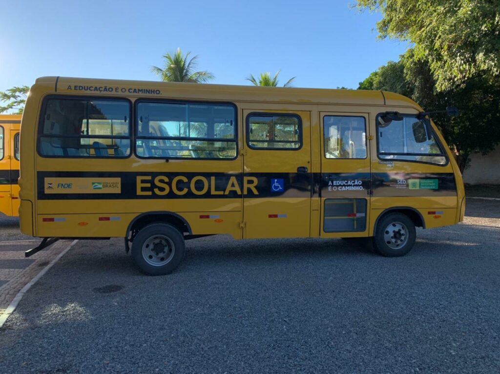 Prefeito de Bonito recebe do Governo do Estado, dois ônibus escolares 0km