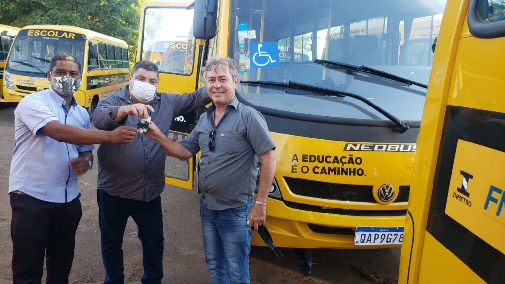 Prefeito de Bonito recebe do Governo do Estado, dois ônibus escolares 0km