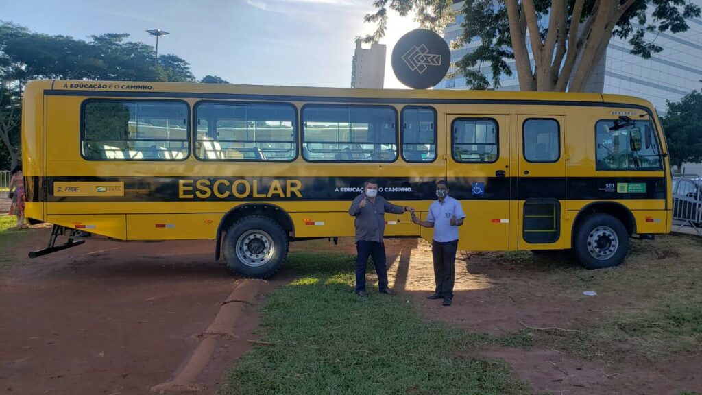 Prefeito de Bonito recebe do Governo do Estado, dois ônibus escolares 0km