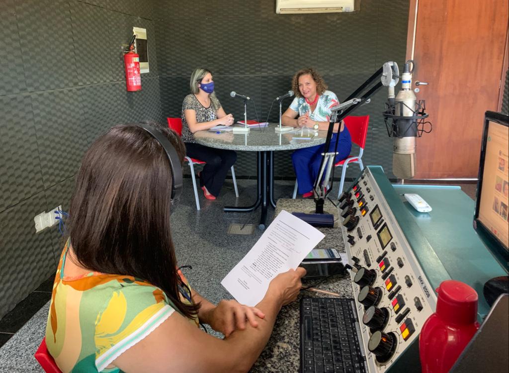 Secretária de Assistência Social e Coordenadora do CRAS participam de entrevista para esclarecer dúvidas sobre o trabalho do Centro de Referência da Assistência Social Secretária de Assistência Social e Coordenadora do CRAS participam de entrevista para esclarecer dúvidas sobre o trabalho do Centro de Referência da Assistência Social