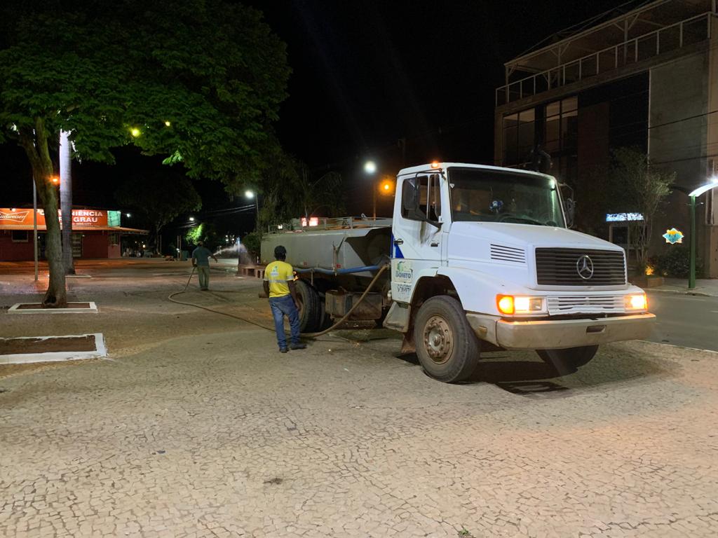 Operação limpeza é realizada durante madrugada em Bonito