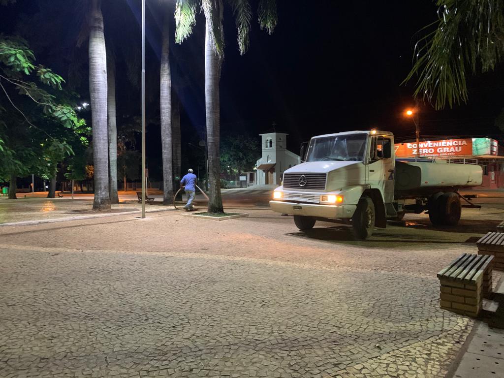 Operação limpeza é realizada durante madrugada em Bonito