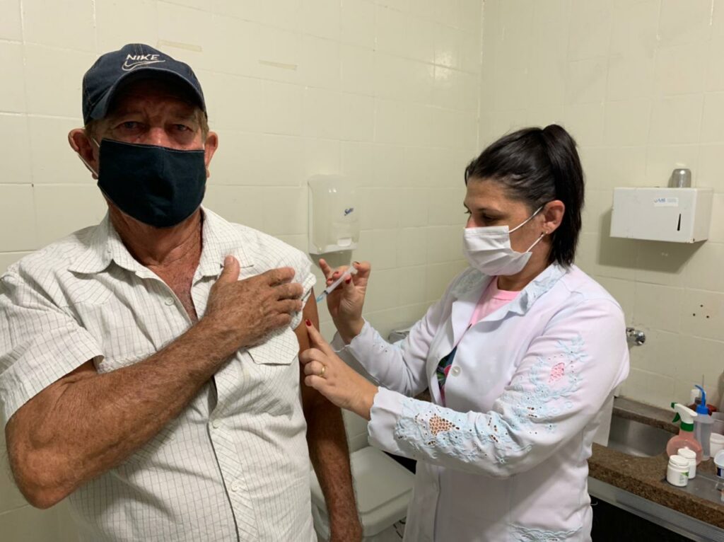 Idosos a partir de 74 anos e profissionais de saúde foram vacinados durante à tarde desta sexta-feira Idosos a partir de 74 anos e profissionais de saúde foram vacinados durante à tarde desta sexta-feira