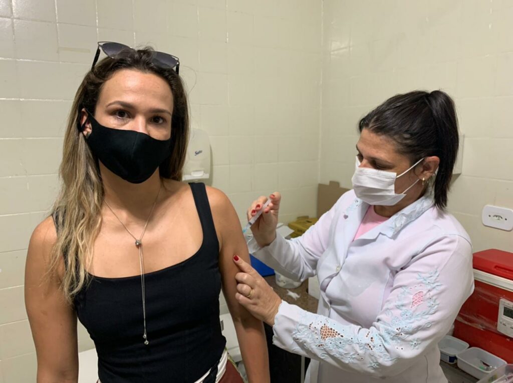 Idosos a partir de 74 anos e profissionais de saúde foram vacinados durante à tarde desta sexta-feira Idosos a partir de 74 anos e profissionais de saúde foram vacinados durante à tarde desta sexta-feira