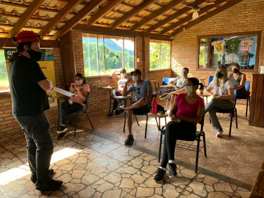Como reconhecimento pelo trabalho no combate ao coronavírus, profissionais da saúde são os primeiros a visitar a Gruta do Lago Azul