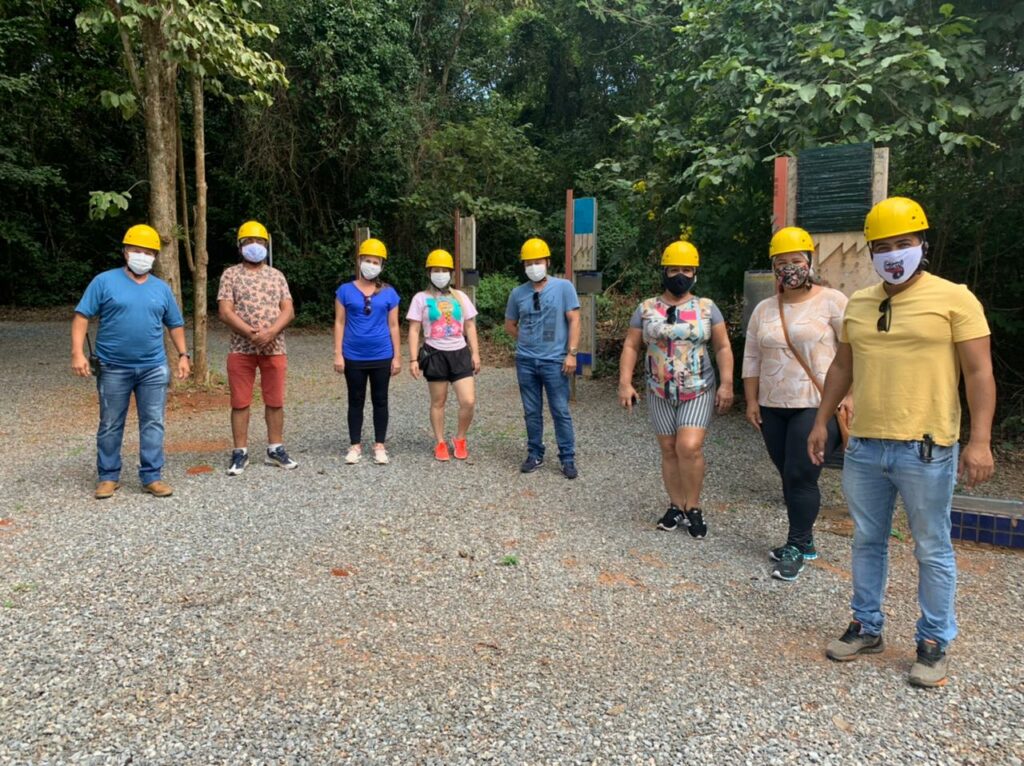 Como reconhecimento pelo trabalho no combate ao coronavírus, profissionais da saúde são os primeiros a visitar a Gruta do Lago Azul