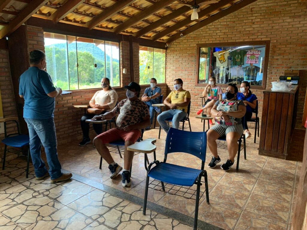 Como reconhecimento pelo trabalho no combate ao coronavírus, profissionais da saúde são os primeiros a visitar a Gruta do Lago Azul