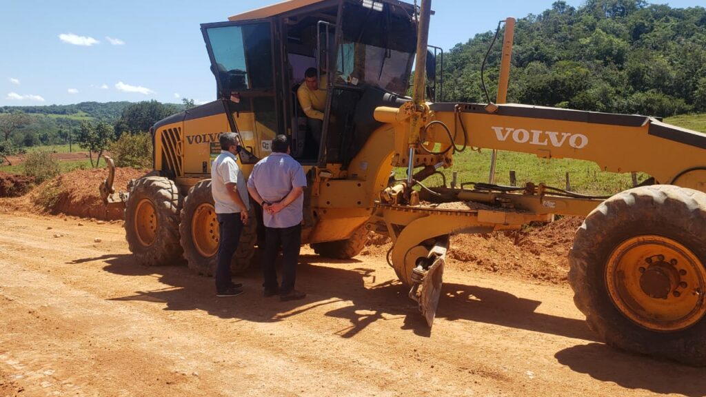 Prefeito visita execução dos trabalhos realizados pela equipe de obras no Assentamento Guaicurus