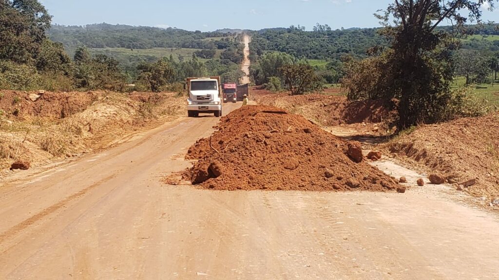 Prefeito visita execução dos trabalhos realizados pela equipe de obras no Assentamento Guaicurus