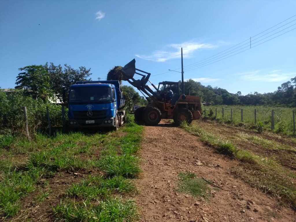 Prefeito visita execução dos trabalhos realizados pela equipe de obras no Assentamento Guaicurus
