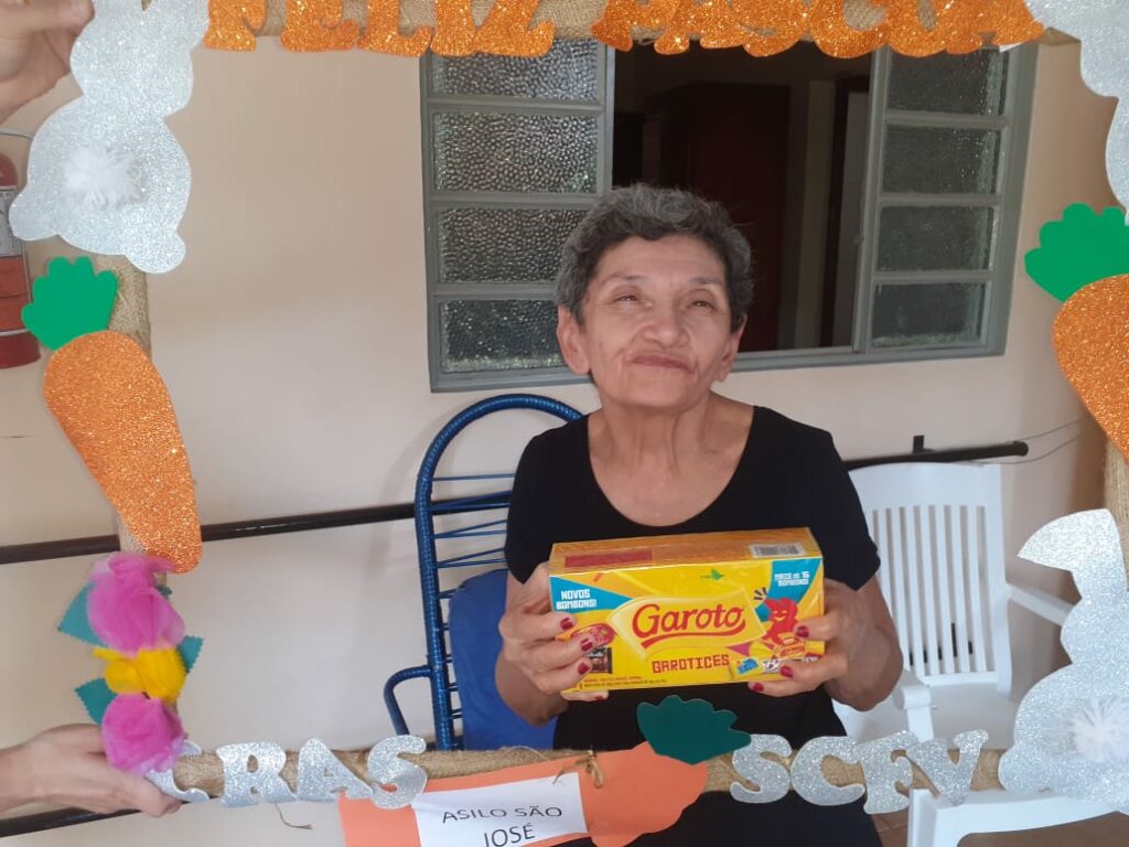 SAS entrega ovos de páscoa e caixas de bombons para famílias usuárias do SCFV e obras sociais