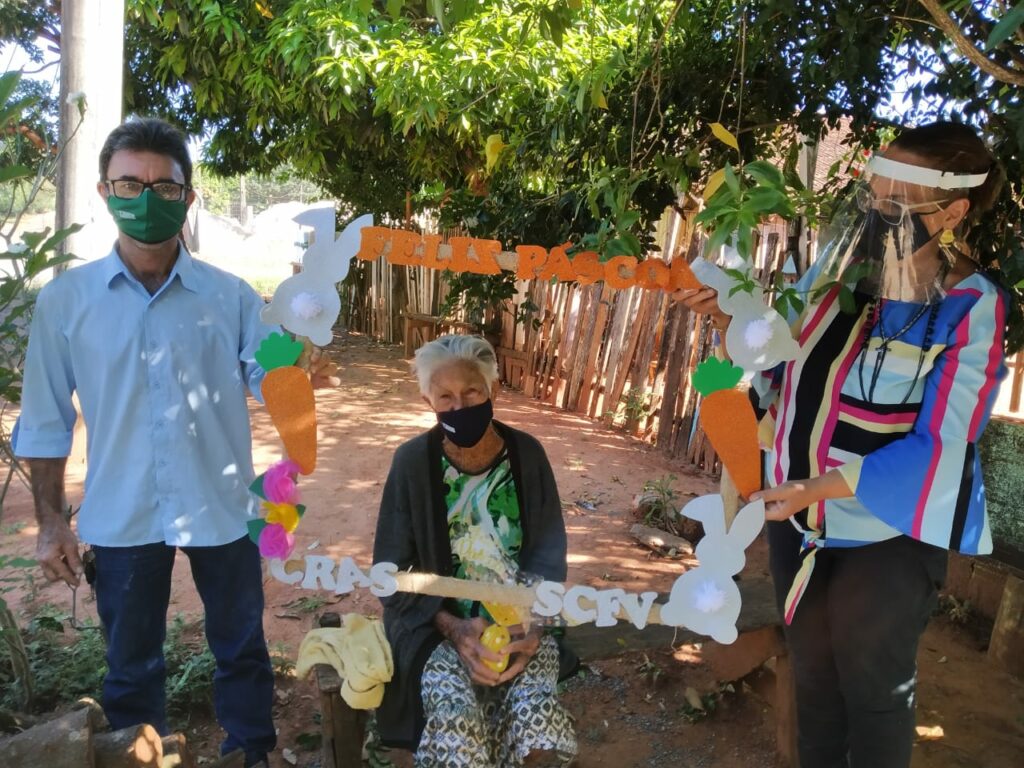 SAS entrega ovos de páscoa e caixas de bombons para famílias usuárias do SCFV e obras sociais