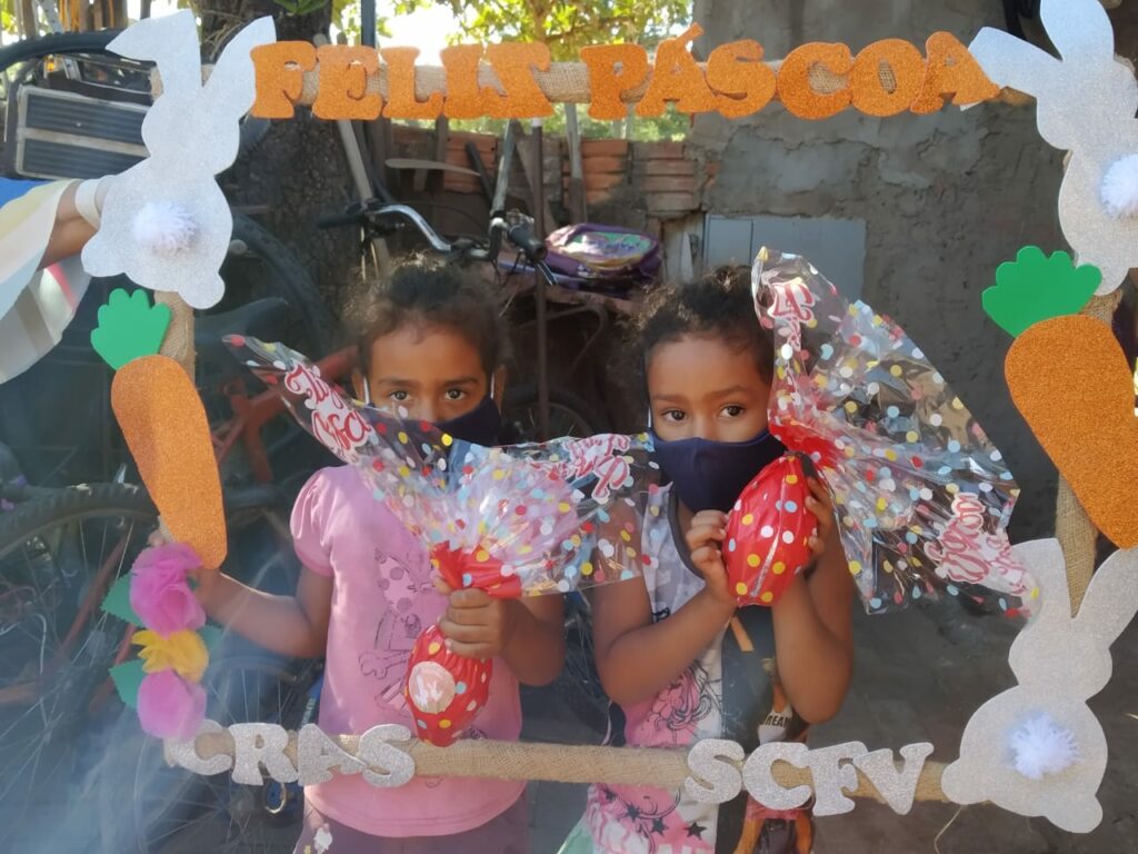 SAS entrega ovos de páscoa e caixas de bombons para famílias usuárias do SCFV e obras sociais