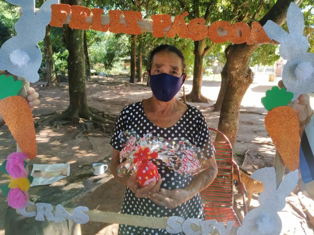 SAS entrega ovos de páscoa e caixas de bombons para famílias usuárias do SCFV e obras sociais