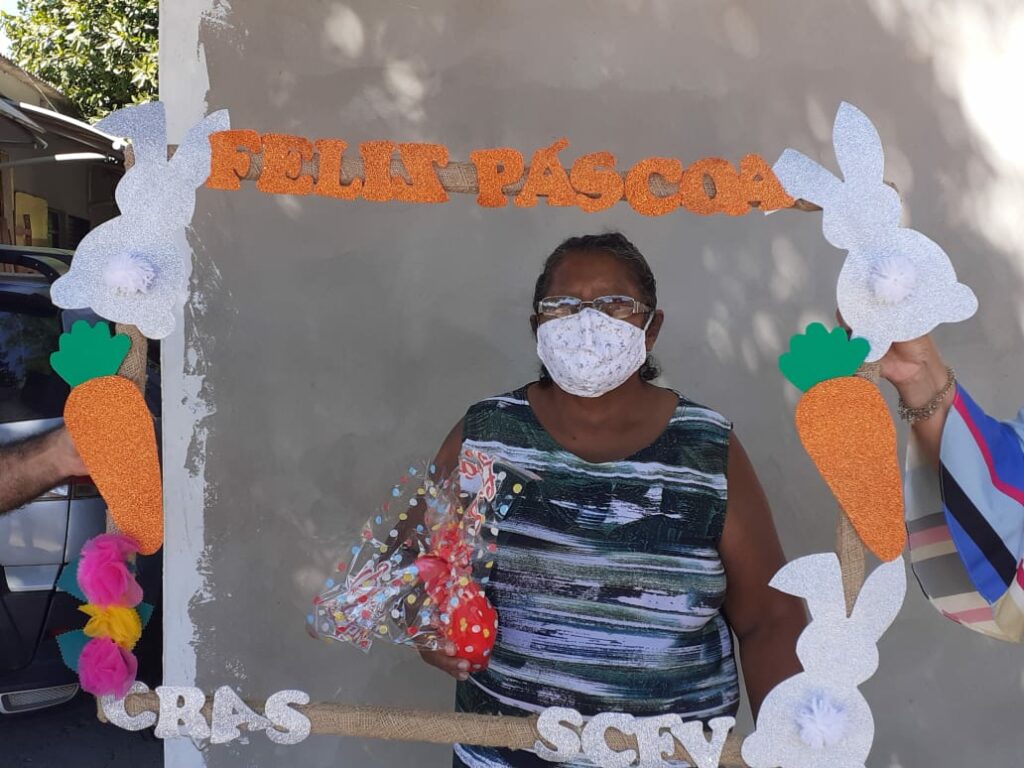 SAS entrega ovos de páscoa e caixas de bombons para famílias usuárias do SCFV e obras sociais