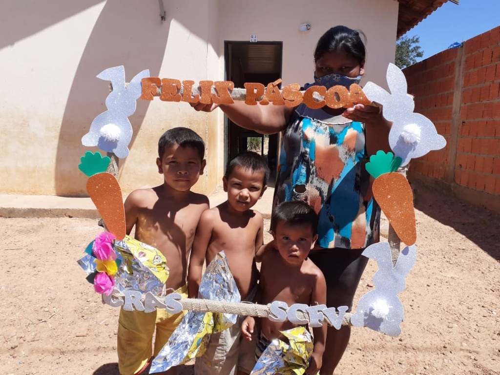 SAS entrega ovos de páscoa e caixas de bombons para famílias usuárias do SCFV e obras sociais