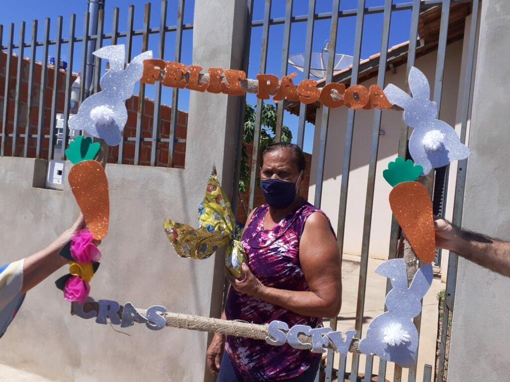 SAS entrega ovos de páscoa e caixas de bombons para famílias usuárias do SCFV e obras sociais