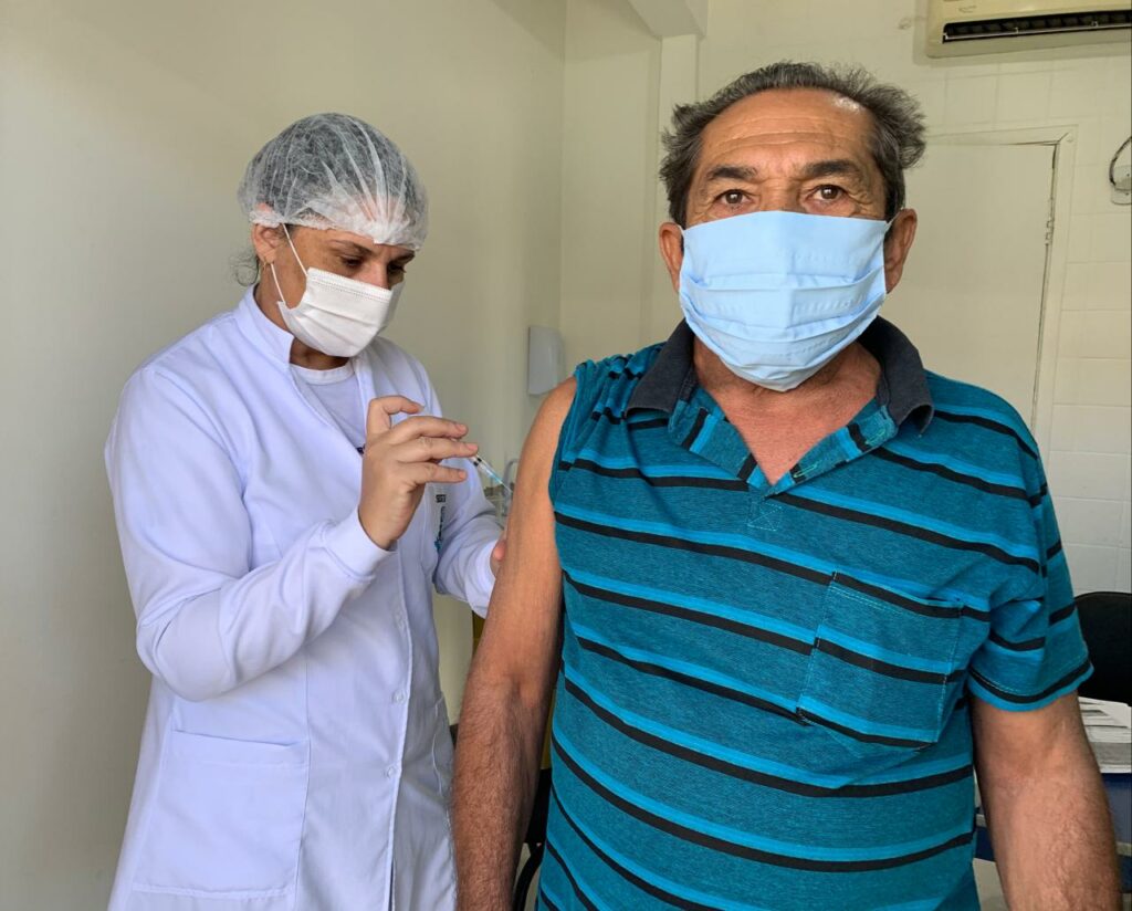 Com mudança na logística para melhorar o atendimento durante a vacinação, idosos a partir de 65 anos e pessoas com comorbidades especiais são imunizadas em Bonito