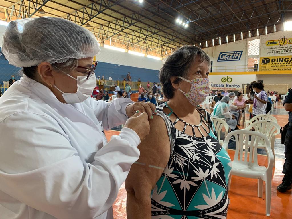 Pessoas com 61 anos e com comorbidades especiais são imunizadas em Bonito