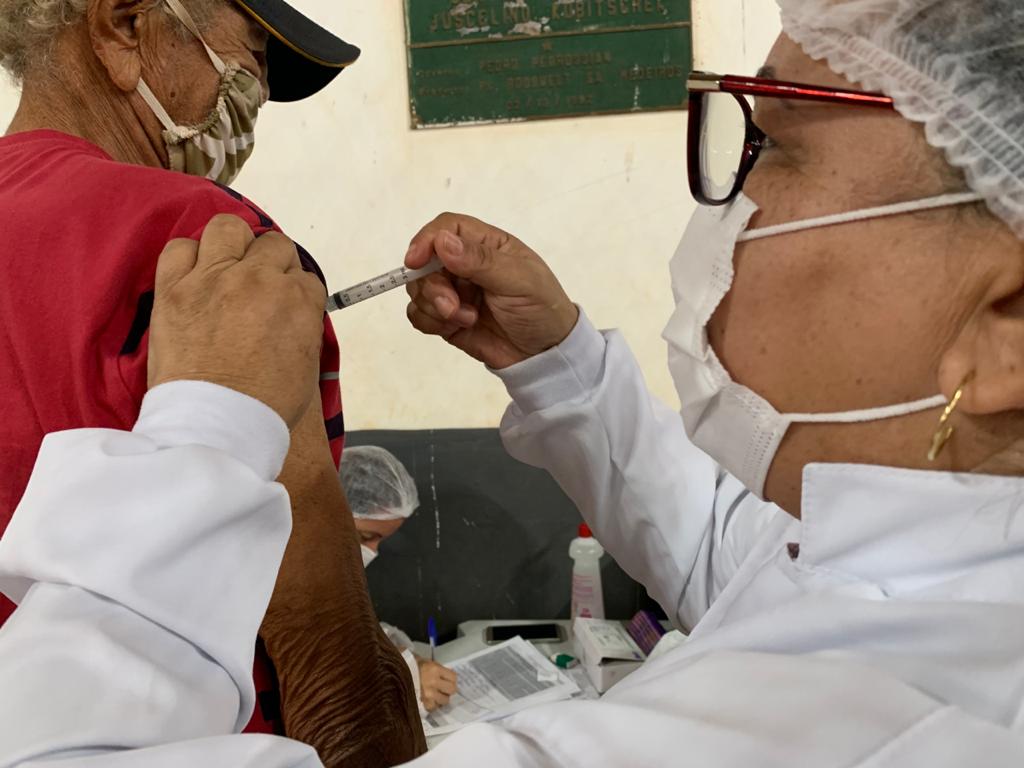 200 pessoas são imunizadas com a primeira dose da AstraZeneca em campanha da vacinação contra à Covid-19 no município