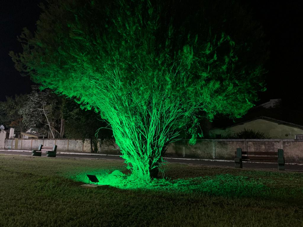 Prefeitura realiza manutenção e instalação de novos refletores na Praça do Florestinha