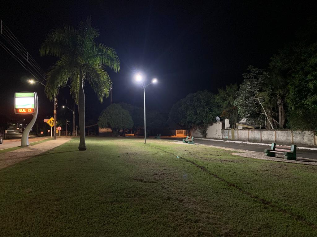 Prefeitura realiza manutenção e instalação de novos refletores na Praça do Florestinha