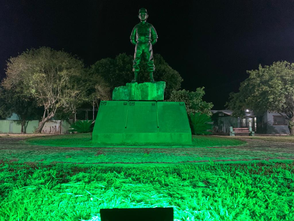 Prefeitura realiza manutenção e instalação de novos refletores na Praça do Florestinha