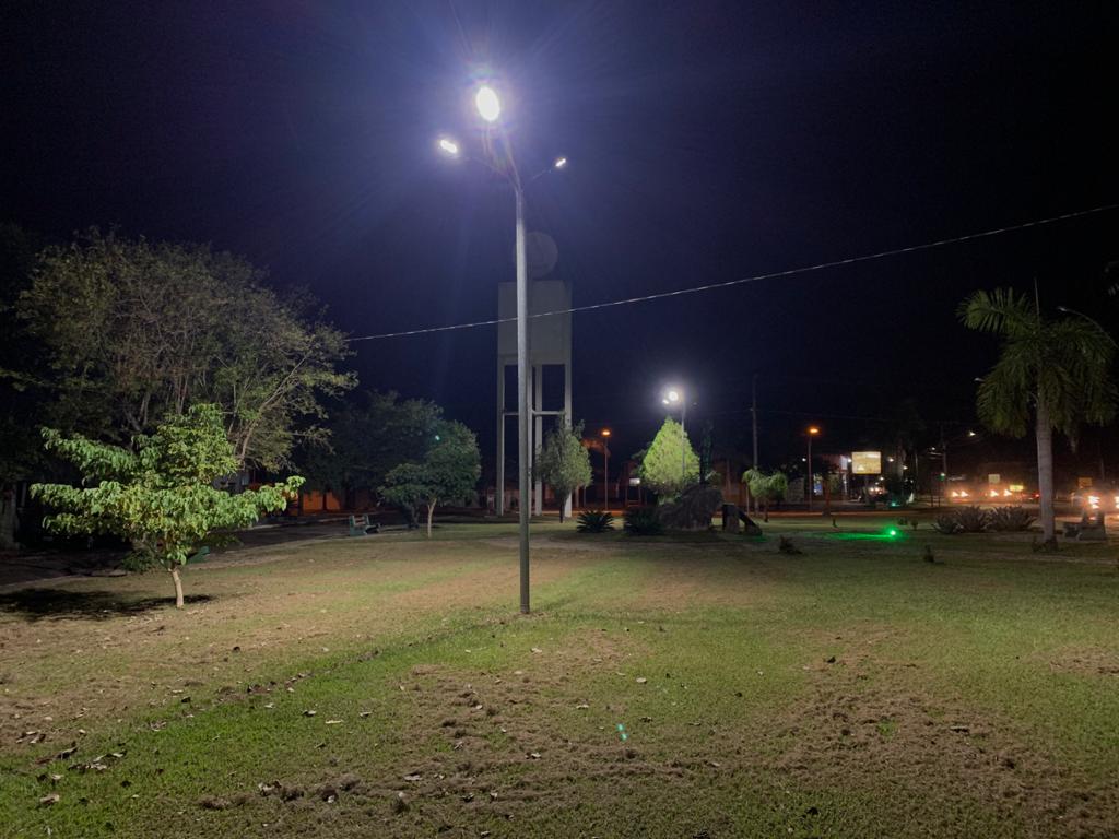 Prefeitura realiza manutenção e instalação de novos refletores na Praça do Florestinha