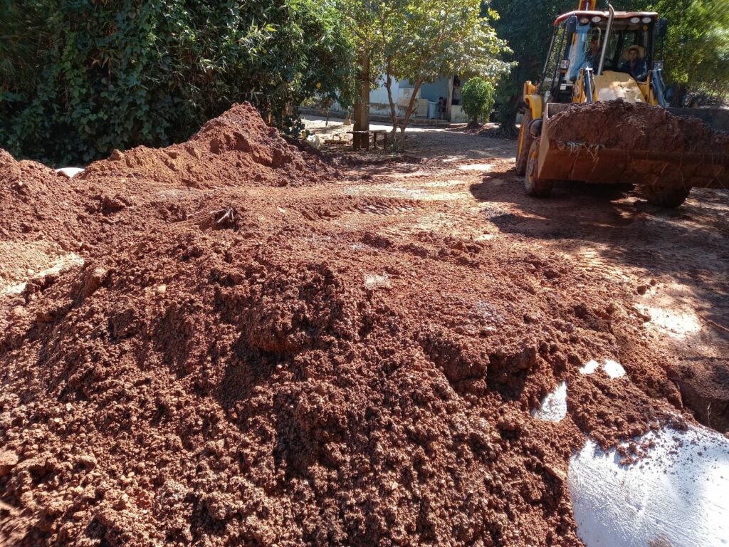 Secretaria de Obras realiza instalação de manilhas em rua do Distrito Águas do Miranda