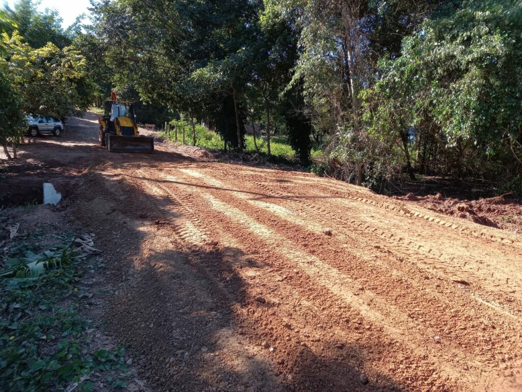 Secretaria de Obras realiza instalação de manilhas em rua do Distrito Águas do Miranda