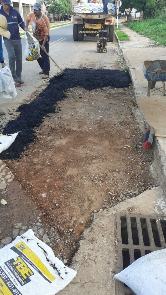 Secretaria de Obras inicia operação de tapa-buraco em ruas do município