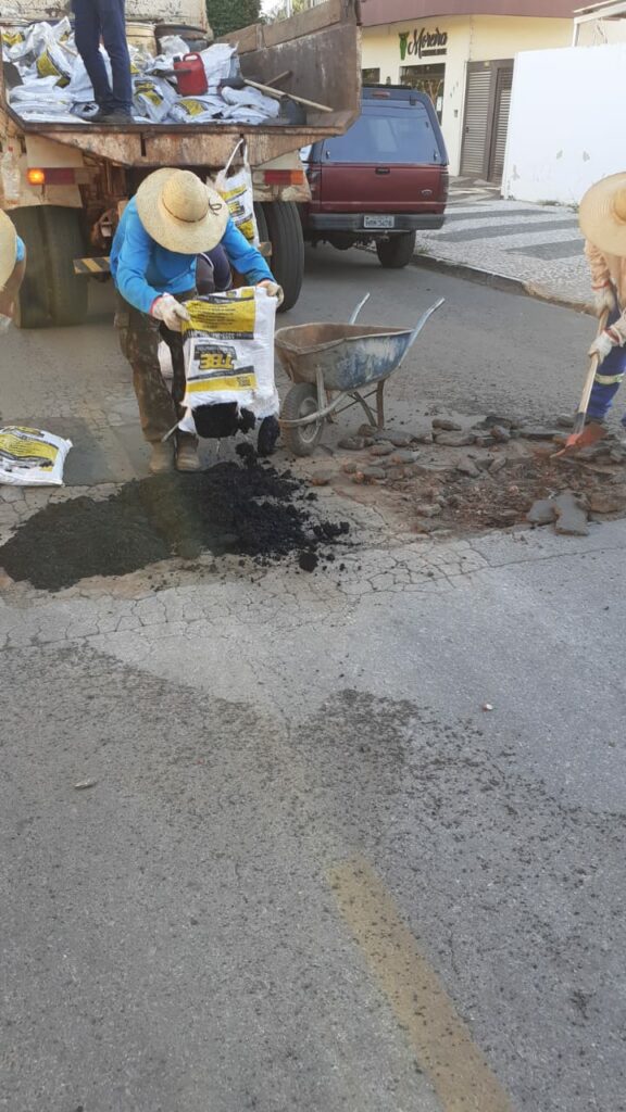 Secretaria de Obras inicia operação de tapa-buraco em ruas do município