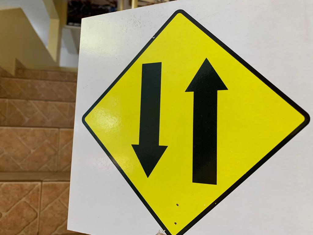 Respeito e Responsabilidade: portas da prefeitura ganharam comunicação visual em alusão ao Maio Amarelo