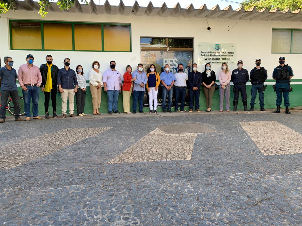 Respeito e Responsabilidade: portas da prefeitura ganharam comunicação visual em alusão ao Maio Amarelo