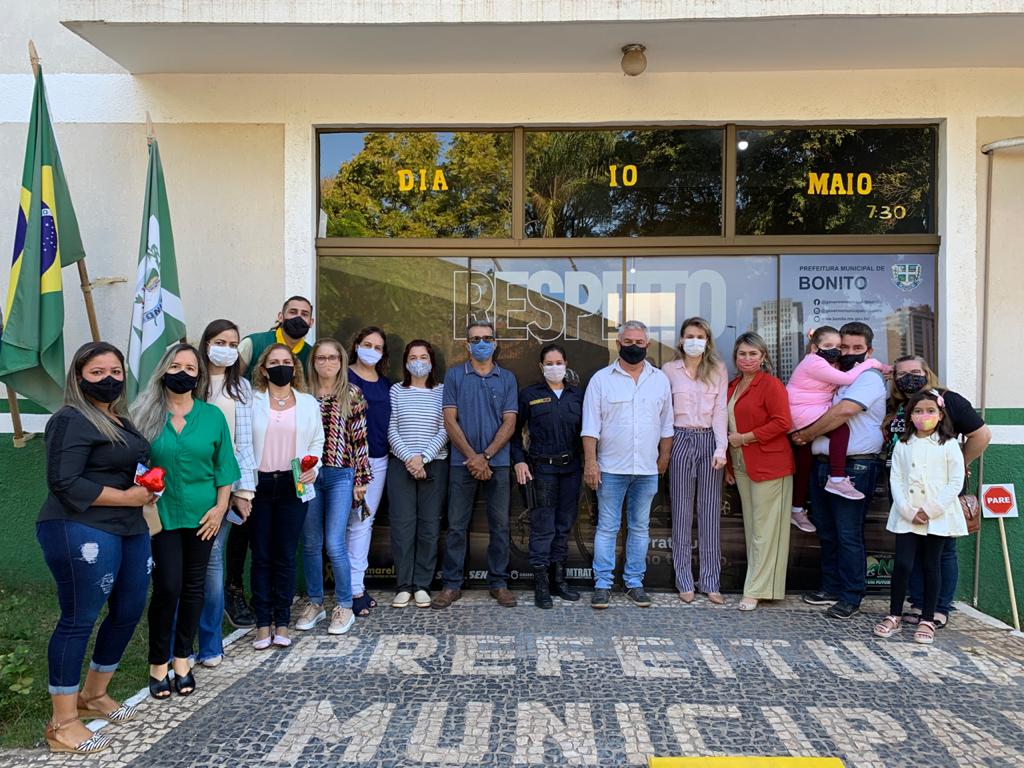 Respeito e Responsabilidade: portas da prefeitura ganharam comunicação visual em alusão ao Maio Amarelo