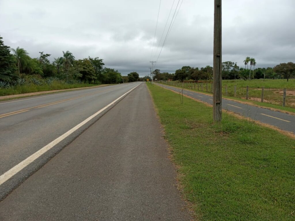 Secretaria de Esportes faz mutirão de limpeza na pista de caminhada e ciclovia localizada às margens da MS-178