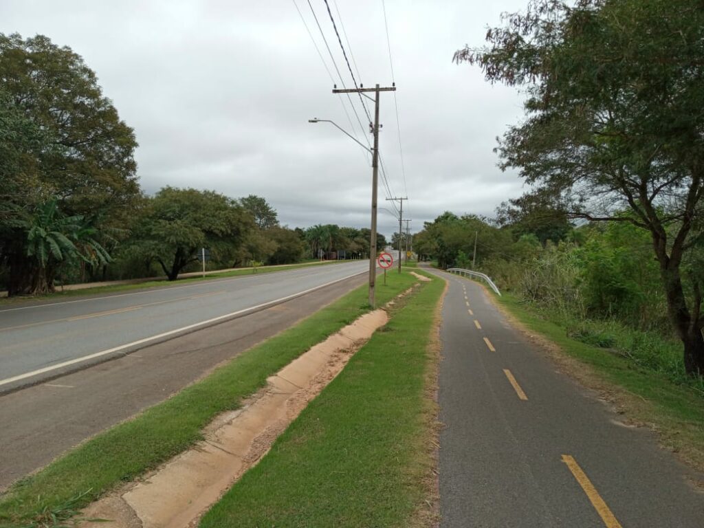 Secretaria de Esportes faz mutirão de limpeza na pista de caminhada e ciclovia localizada às margens da MS-178