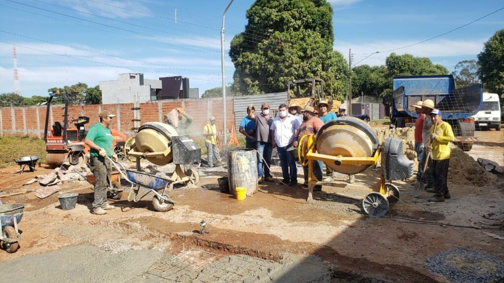 Secretaria de Obras soluciona problema de buraqueira na Rua Ari da Silva Machado com a Rua Cel. Pílad Rébua
