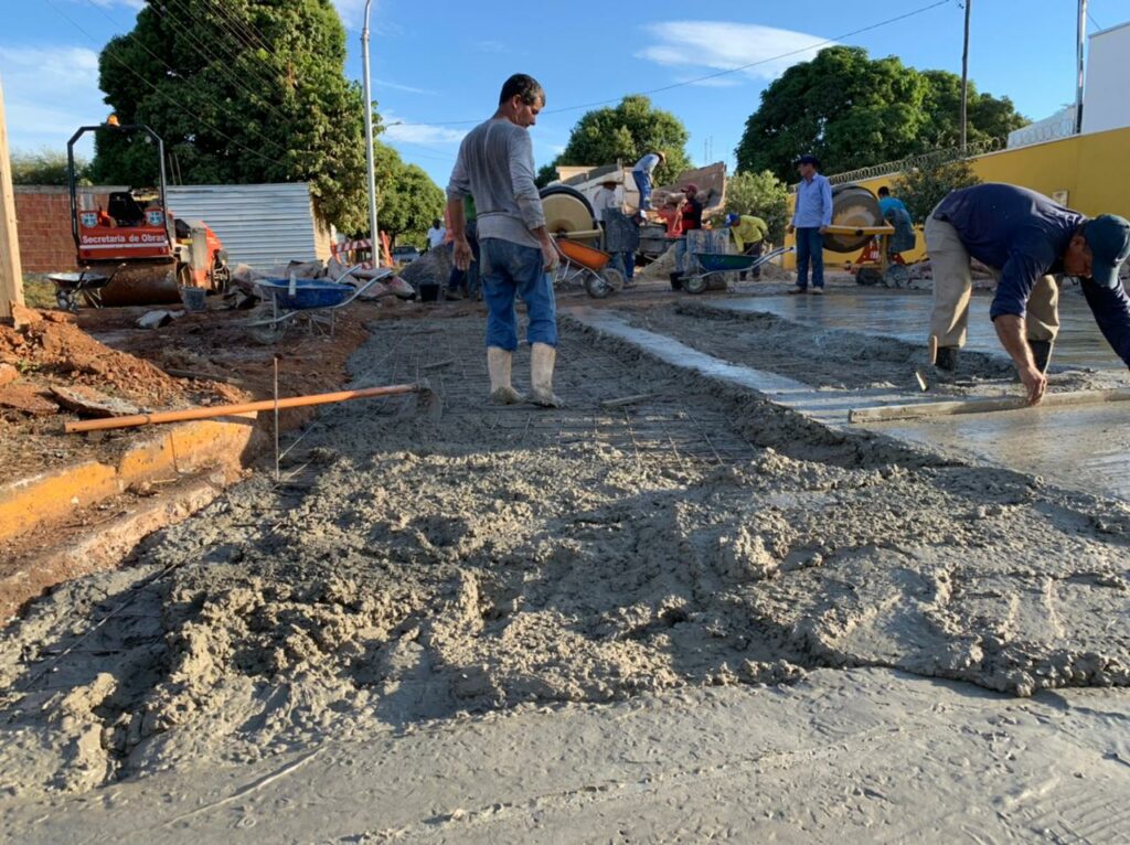 Secretaria de Obras soluciona problema de buraqueira na Rua Ari da Silva Machado com a Rua Cel. Pílad Rébua