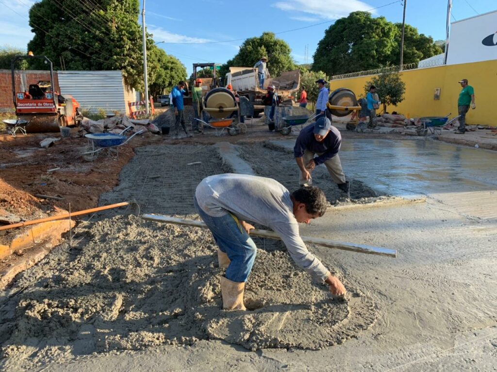 Secretaria de Obras soluciona problema de buraqueira na Rua Ari da Silva Machado com a Rua Cel. Pílad Rébua