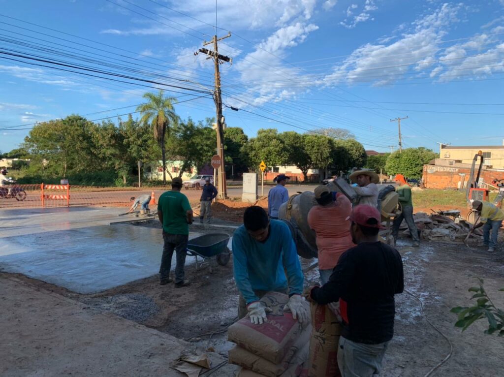 Secretaria de Obras soluciona problema de buraqueira na Rua Ari da Silva Machado com a Rua Cel. Pílad Rébua
