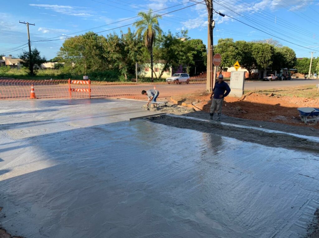 Secretaria de Obras soluciona problema de buraqueira na Rua Ari da Silva Machado com a Rua Cel. Pílad Rébua